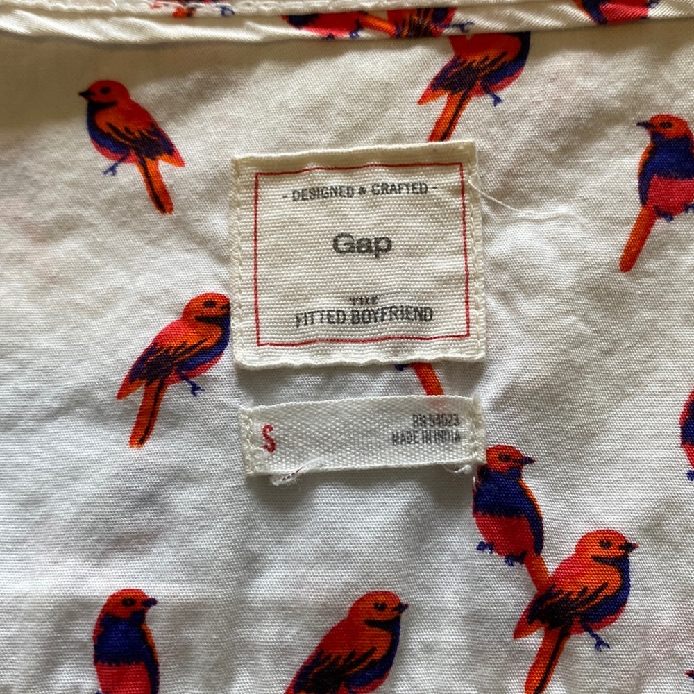 Gap fitted boyfriend button down with cute red/blue bird pattern